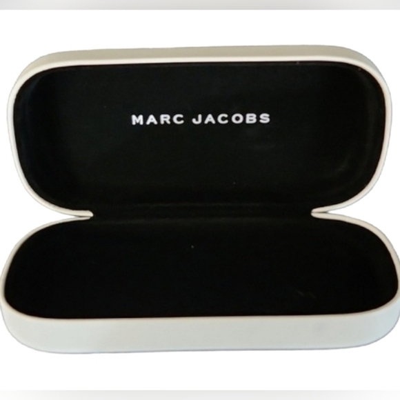 Marc Jacobs Sunglass Case and Cleaning Cloth main image 5